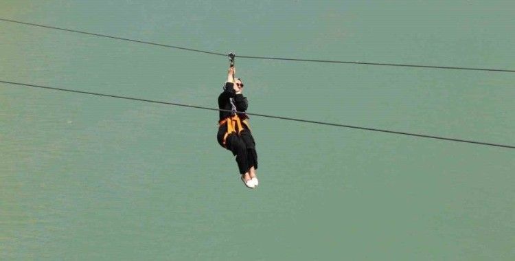Fırat Nehri’nin muhteşem manzarası eşliğinde yapılan zipline ve tekne turu turistlerin vazgeçilmezi
