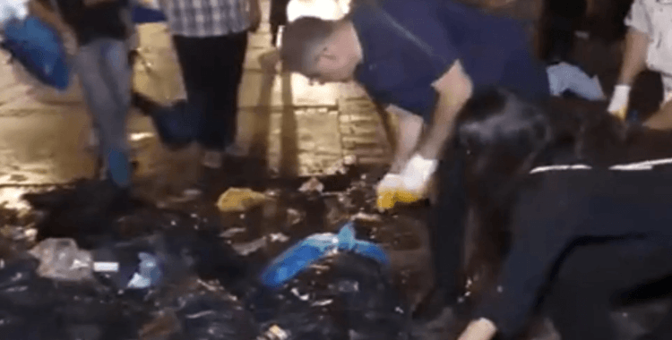 İzmir'de grev sürüyor: Belediye Başkanı Cemil Tugay Kordon'da çöp topladı