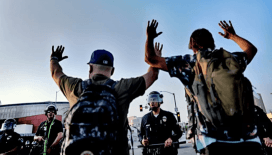 Los Angeles'ta acil durum ilan edildi: 10 saat sokağa çıkma yasağı getirildi