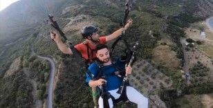 Paraşütte klarnet çaldı

