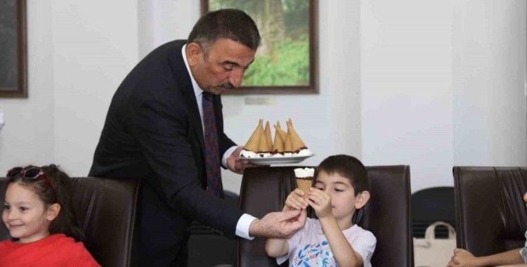 Valiyle dondurma yeme hayali kuran minikler unutulmaz bir gün yaşadı
