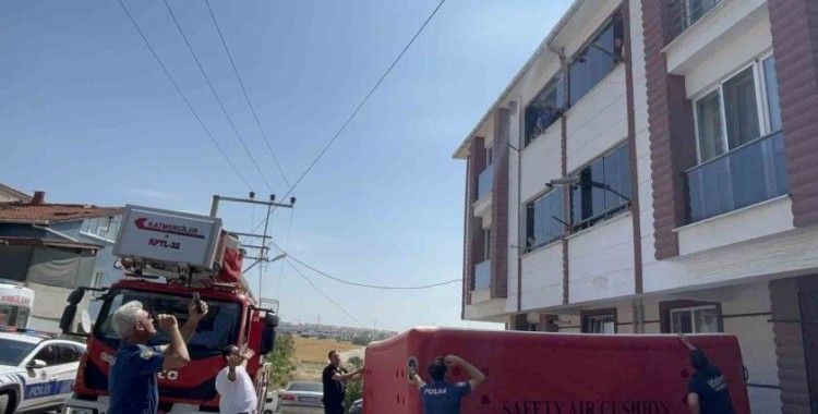 4 aylık bebeği rehin aldı, ‘yaklaşmayın’ diyerek balkondan bal kabağını fırlattı
