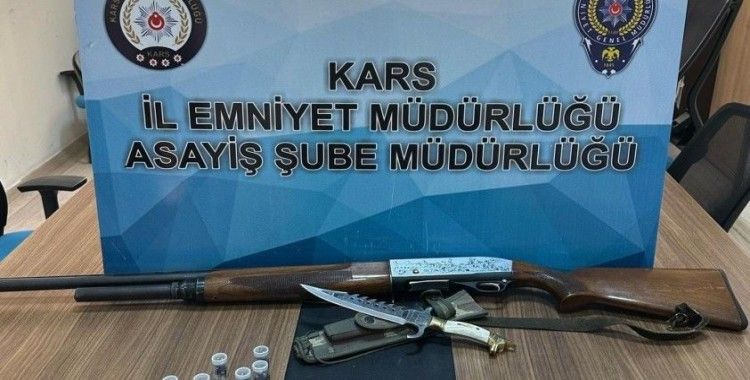 Kars’ta silah, tüfek ve mühimmat ele geçirildi
