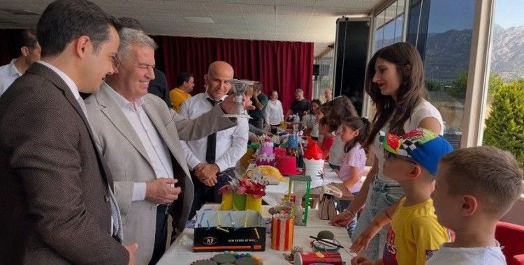 Atık malzemeler, öğrencilerin elinde sanata dönüştü
