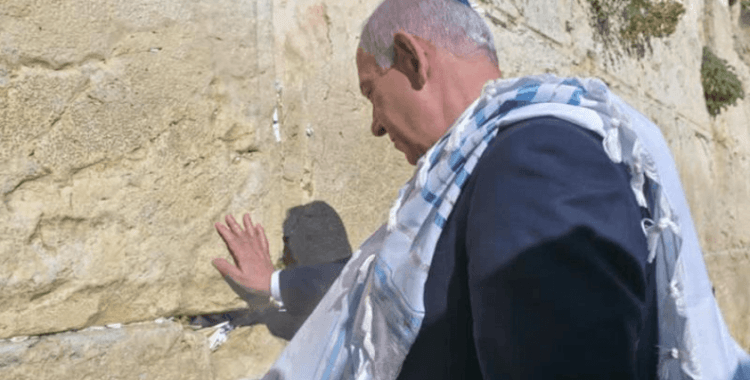 Netanyahu, ABD'nin İran'a saldırılarının ardından Trump için Ağlama Duvarı'nda dua etti