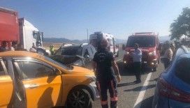 Taksiyle otomobil çarpıştı: 2 yaralı
