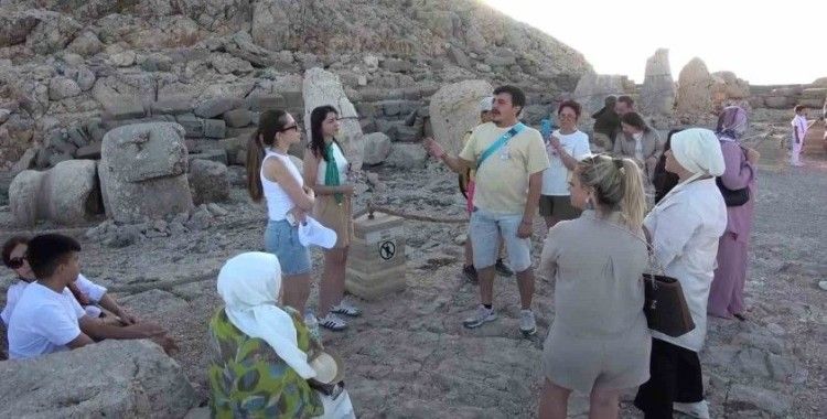 Nemrut Dağı’nda hafta sonu turist yoğunluğu
