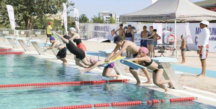 Mersin’de çocuklar, hem yüzme öğreniyor hem de eğleniyor
