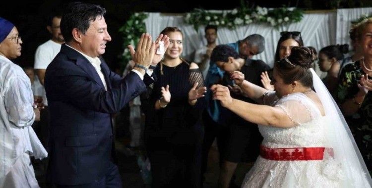 Başkan Aras, Nilay’ın gelinlik hayaline ortak oldu
