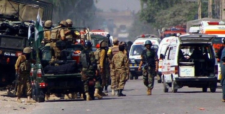 Pakistan'da askeri konvoya bombalı saldırı: 13 ölü