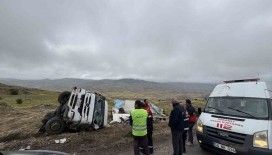 Yoldan çıkan meyve yüklü tır devrildi, sürücüsü yaralandı
