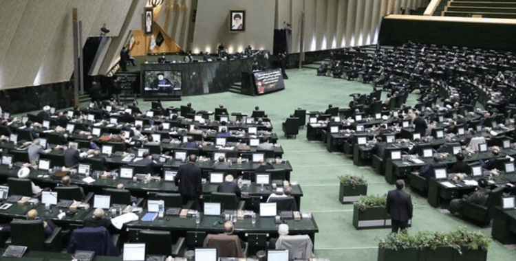 İran'dan nükleer silahların yayılmasının önlenmesi anlaşmasından çekilme tehdidi