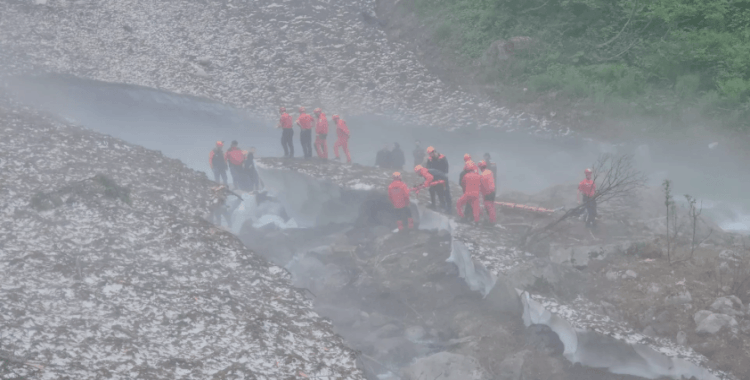 Rize'de kopan kar kütlesi altında kalan kadın hayatını kaybetti