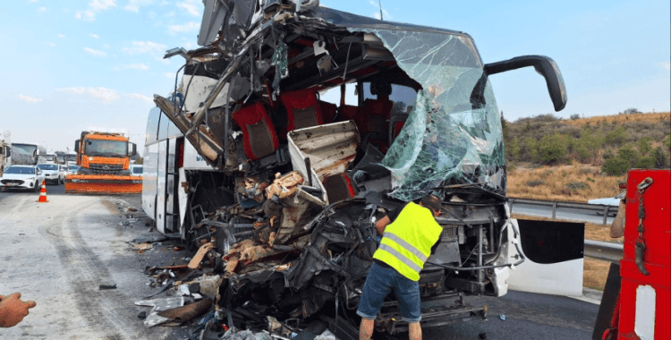 Mersin'de yolcu otobüsünün tıra çarpması sonucu 9 kişi yaralandı