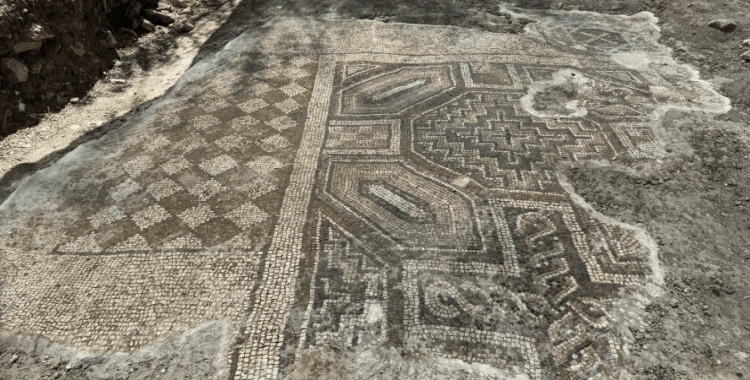 Diyarbakır'da mezar kazarken Geç Roma dönemine ait mozaik bulundu