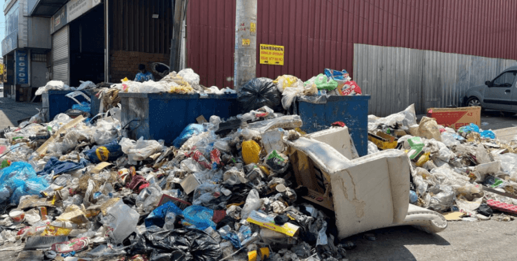 İzmir sokakları çöplerle doldu