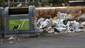 Adana Seyhan'da çöpler sokağa taştı: Evlerde böcek çıkmaya başladı