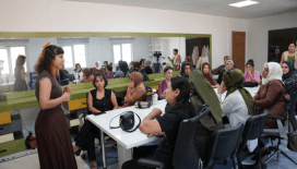 DBB’nin kursundan faydalanan kadınlara toplumsal cinsiyet odaklı atölye