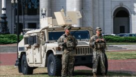 ABD'de başkent Washington'a sevk edilen Ulusal Muhafızlar silah taşımaya başladı