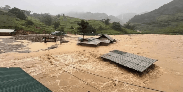 Vietnam'da felaket: Yüz binlerce kişi tahliye edildi, havaalanları kapatıldı