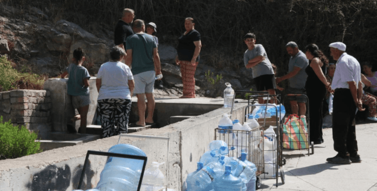 İzmir'de su krizi: Çeşmelerde kuyruk oluştu