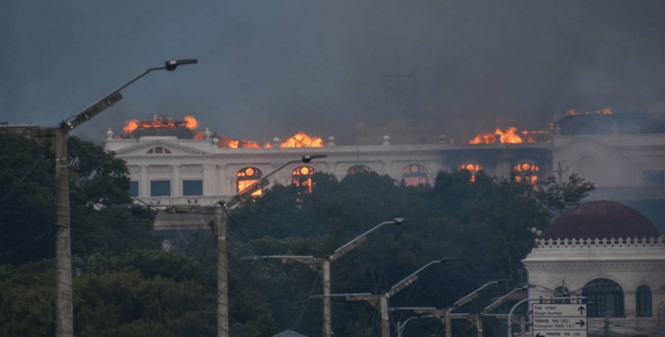 Nepal'de hükümet karşıtı protestolar: Parlamento binası ateşe verildi