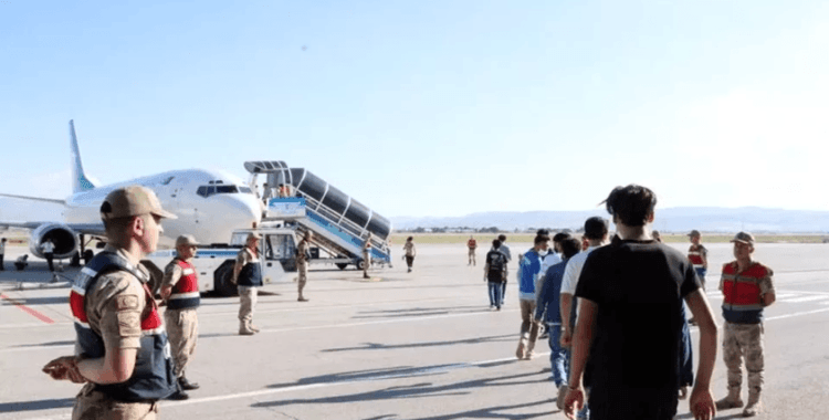 ABD İç Güvenlik Bakanlığı: Göçmen politikaları sonrası 2 milyondan fazla yasa dışı göçmen ülkeyi terk etti