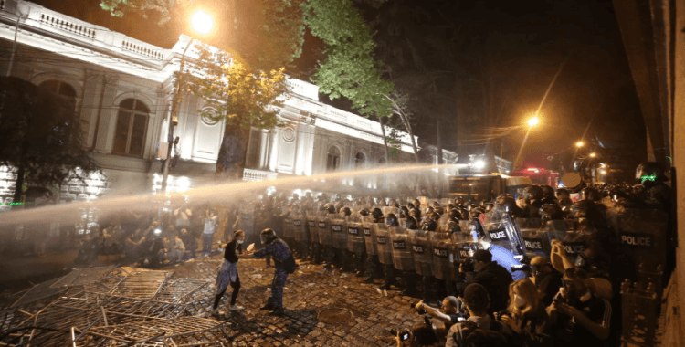 Tifliste göstericiler Cumhurbaşkanlığı Sarayı'na taşlarla saldırıdı