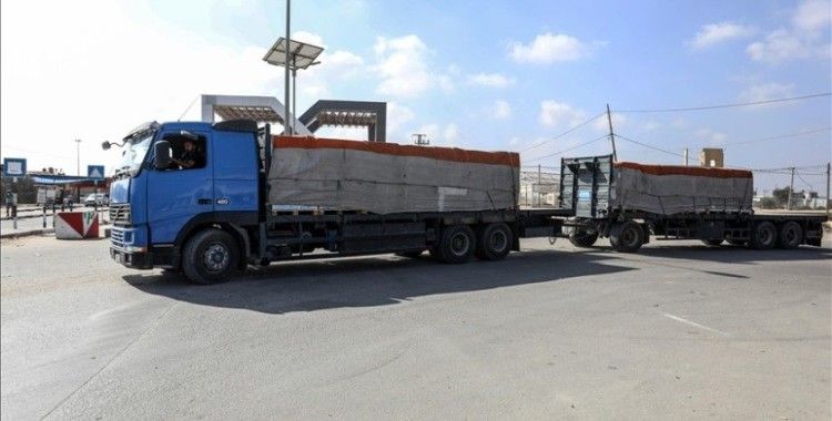 Gazze'ye yardım tırları girmeye başladı