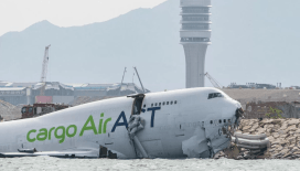 Hong Kong'ta kargo uçağı pistten çıkarak denize düştü: 2 ölü