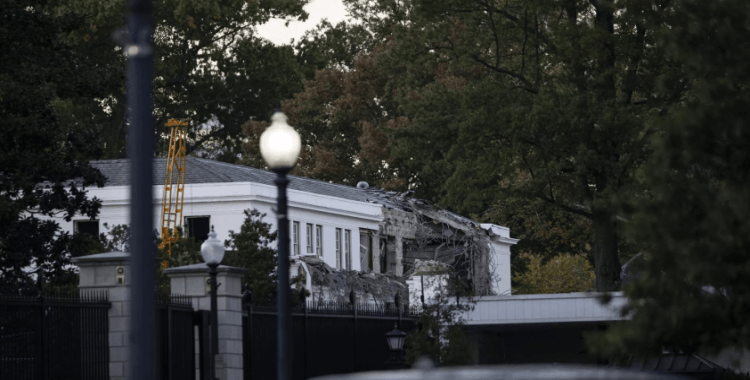 Trump, Beyaz Saray'a 200 milyon dolarlık balo salonu yaptırıyor: Projesini kimler destekliyor?