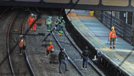 İngiltere'de trende saldırı: Vagonlar arasında koşup bıçakladı, çok sayıda yaralı var