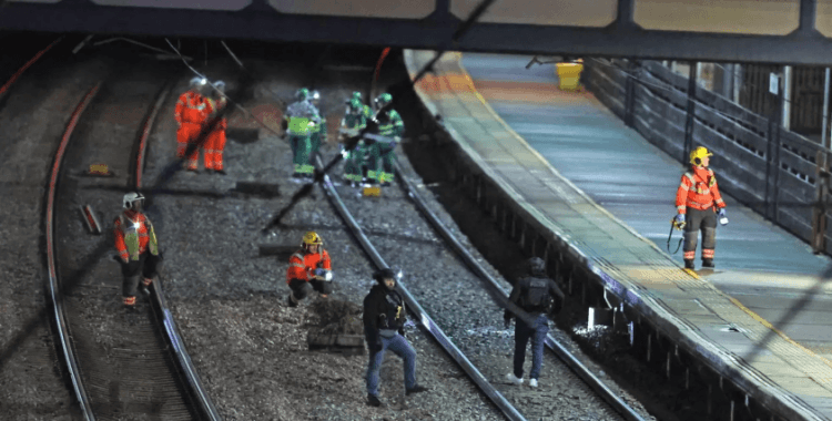 İngiltere'de trende saldırı: Vagonlar arasında koşup bıçakladı, çok sayıda yaralı var