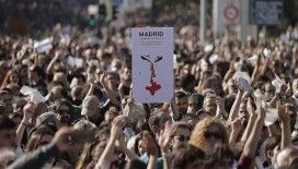 Madrid’de on binler erken seçim talebiyle meydanlara çıktı