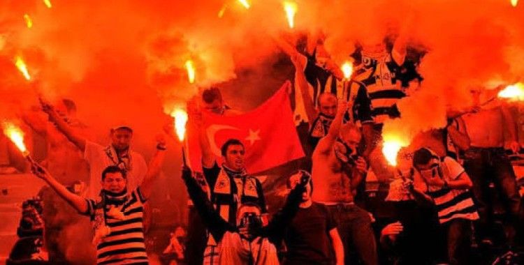 Sahaya meşale ve havai fişek atıldı: Ajax-Groningen maçı tatil edildi