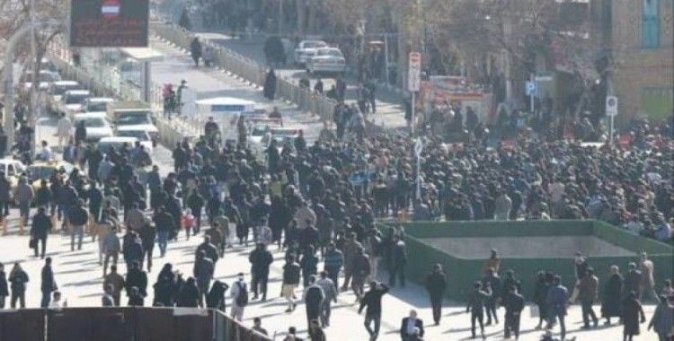 Baskıcı rejimiyle ünlü İran'da aşırı enflasyon halkı sokağa döktü