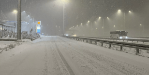 İstanbul yeni yıla kar yağışıyla başladı: Araçlar yolda kaldı