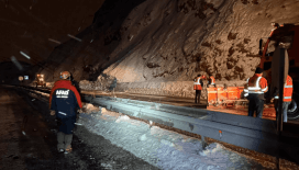 Van-Bitlis kara yoluna çığ düştü