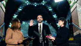 New York’un ilk Müslüman belediye başkanı Kur’an’a el basarak başladı