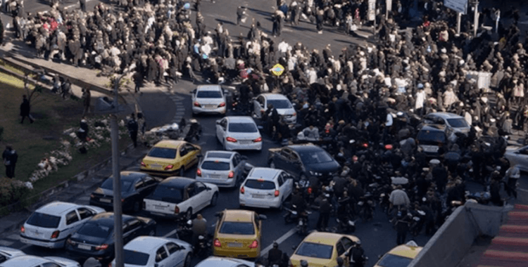 İran: Beşinci günde protestolar yayılırken can kaybı haberleri geliyor