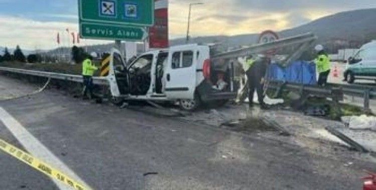 Hafif ticari araç bariyere saptandı: İki kişi hayatını kaybetti