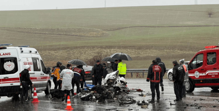 Yolcu otobüsünün çarptığı araç hurdaya döndü: 3 kişi hayatını kaybetti