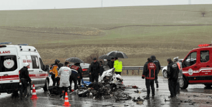 Yolcu otobüsünün çarptığı araç hurdaya döndü: 3 kişi hayatını kaybetti