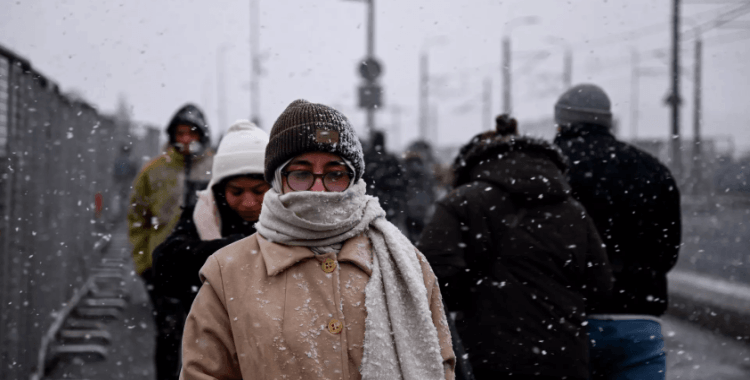 İstanbul’a kar geliyor mu? AKOM’dan yeni soğuk dalga için tarihli uyarı