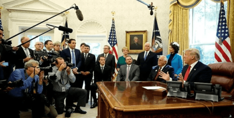 Oval Ofis’te Epstein gerilimi: Trump sorular yükselince basını kovdu