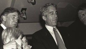 Epstein Kâbe örtüsünü halı olarak kullanmış