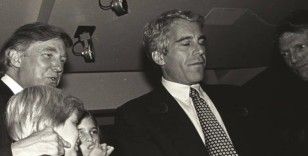 Epstein Kâbe örtüsünü halı olarak kullanmış