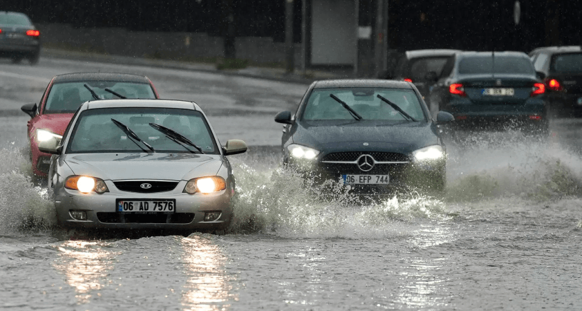 Meteoroloji'den peş peşe uyarılar: Türkiye genelinde yağışlı ve fırtınalı bir gün, 10 il için sarı kodlu uyarı var