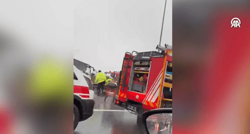 Başakşehir'de polis servisinin de karıştığı zincirleme kaza: 1 polis şehit oldu, çok sayıda yaralı var