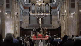 Gelen tepkiler sonrasında Netanyahu, Katolik patriğin Kıyamet Kilisesi'ne girişini engelleme kararından geri adım attı